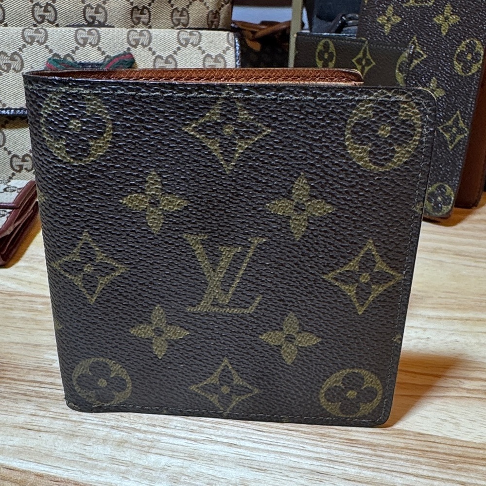AUTHENTIC Men’s Louis Vuitton Bi-fold